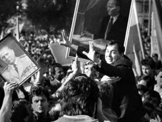 ВОЈВОДИНУ САЧУВАЛИ У СРБИЈИ: Дан када су демонстранти јогуртом гађали говорнике аутономашке власти (ФОТО)